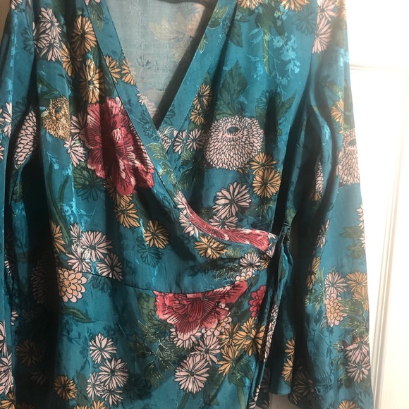 Floral wrap blouse - Picture 2 of 7